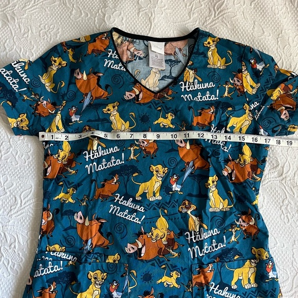 Lion King Scrub Top Size XSmall - Picture 6 of 7